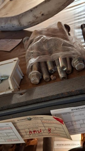 Części samochodowe (AUTOSAN, KAMAZ, UAZ) - pakiet zawierający 149 poz. asort. (wg oddzielnego wykazu), w tym m.in.: czujniki, drzwi prawe, głowica cylindrów, krzyżaki wału napędowego, mechanizm kierowniczy oraz różnicowy, pierścienie, pompa wody, półosie, resory tylne, skrzynia odbioru mocy, tarcze dociskowe sprzęgła, uszczelki, wały napędowe, zawory, zestawy panewek, zwrotnica osi przedniej itp. 